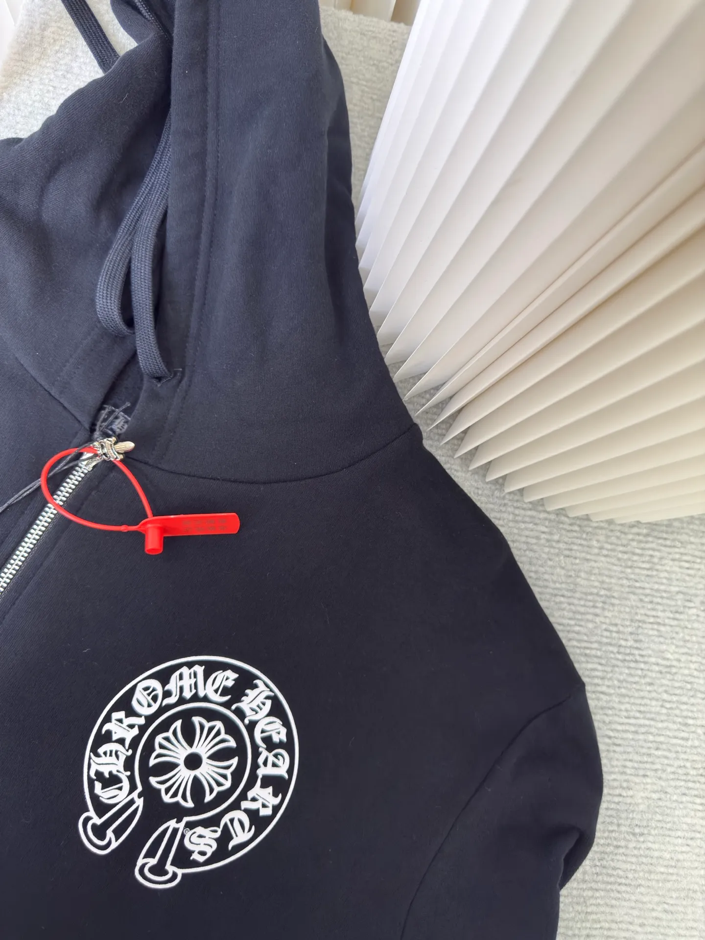 P480 Chrome Hearts letter-printed zipper jacket, custom-made plain suede cotton, delicate and smooth, comfortable and close to the skin, with deep black as the base, plain white lines with sharp cracks, the front cross flower totem is precisely embellished on the chest, and the gray CH pattern is hidden at the hem to control the visual focus. The scroll mantra is outlined on the back like an ancient seal, rugged and delicate coexist. The zippered hooded silhouette deconstructs the lazy drape of suede. Whispering the rock oracle that I am the rule. A rebellious ceremony about wearing and performing. Use glue printing. The printing has been revised three times using film screens. Use glue liquid paint to print the pattern on the fabric. Bake the fabric to fix the printed pattern. The fabrics have been washed and have a better hand feel. Not easy to deform. Not easy to shrink. Not easy to fade. Maintain long-term beauty. Fit: loose fit. Size: S M L XL